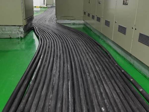 鹤城如何根据理论计算公式计算温度对特定电压测量结果的影响？