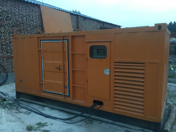 鹤城发电机组长期使用中，电缆线的敷设路径有哪些要求？